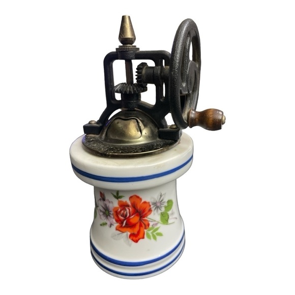 VINTAGE WHITE ROSE PATTERN PORCELAIN PEPPER MILL WITH OLD-FASHIONED HAND CRANK - Picture 6 of 9